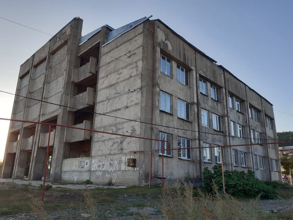 ხაშურის მუსიკალური სკოლის ფასადი ორ თვეში ჩამოიშალა - დახარჯულია 87,000